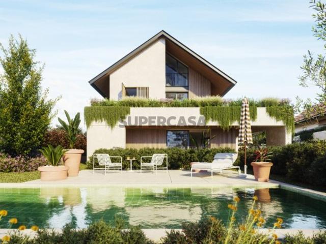 Moradia T4 com jardim, piscina e estacionamento no Estoril