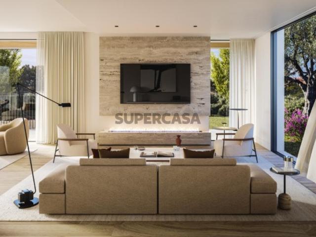 Moradia T4 com jardim, piscina e estacionamento no Estoril