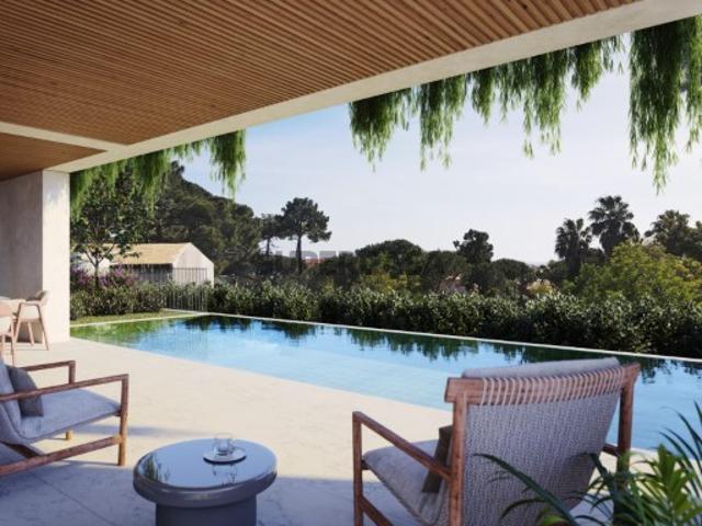 Moradia T4 com jardim, piscina e estacionamento no Estoril