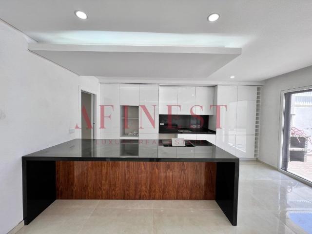 Moradia T4 Com Jardim, Piscina E Garagem 170m² Corroios