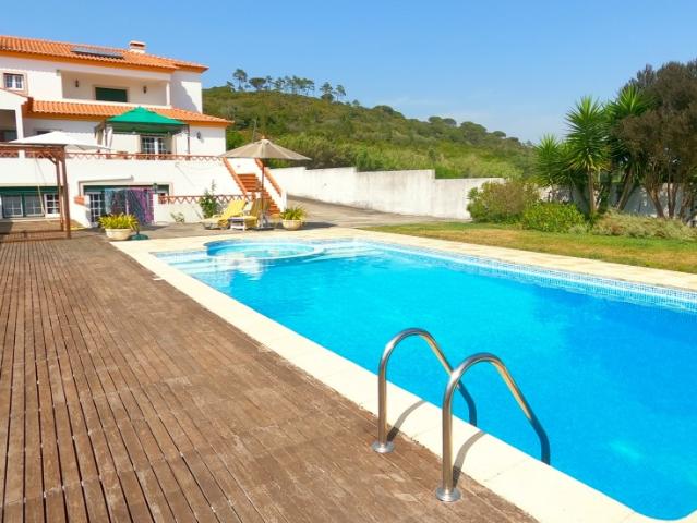 Moradia T4 com jardim, piscina e garagem, muito perto de Óbidos e das praias