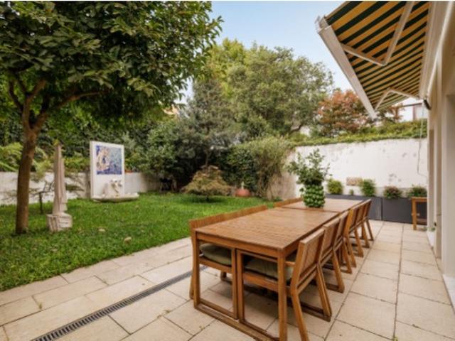 Moradia T4 com jardim, terraço e garagem na Foz Velha