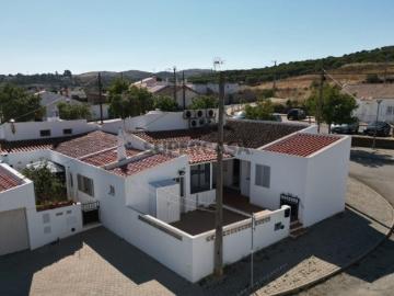 Moradia T4, com lareira e ar condicionado em Bensafrim, Lagos, Portugal