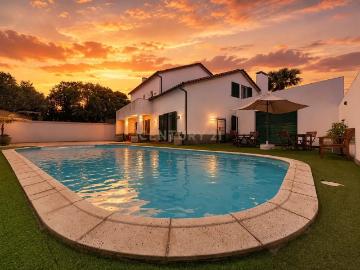 MORADIA T4 COM LICENÇA DE ALOJAMENTO LOCAL, PISCINA E ENORME POTENCIAL DE RENTABILIZAÇÃO