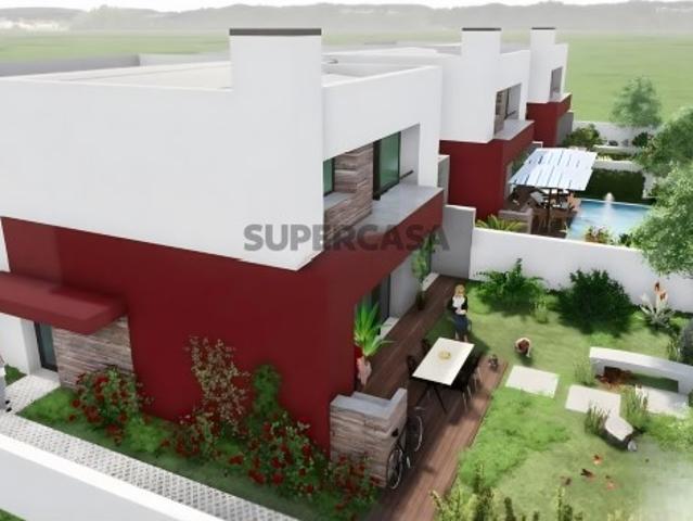 Moradia T4 com logradouro, terraço e piscina NOVA