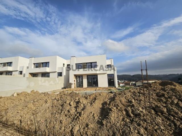 Moradia T4 com logradouro, terraço e piscina NOVA
