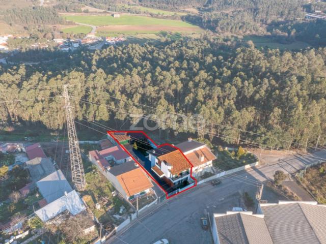 Moradia T4 com pátio, jardim e garagem em Covelas Trofa