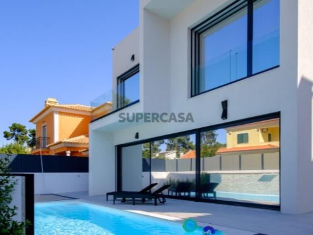 Moradia T4 com Piscina na Aroeira Charneca da Caparica