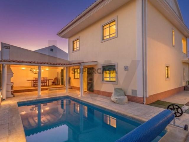 Moradia T4 com Piscina na Charneca da Caparica Espaço, Conforto e Qualidade de Vida
