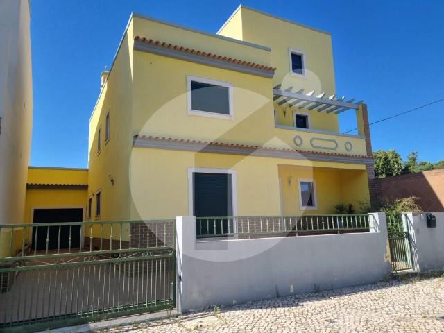 Moradia T4 com piscina Olhão 217m² Quelfes