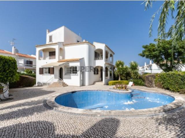 Moradia T4 com Piscina a apenas 500m até à Praia de Altura!