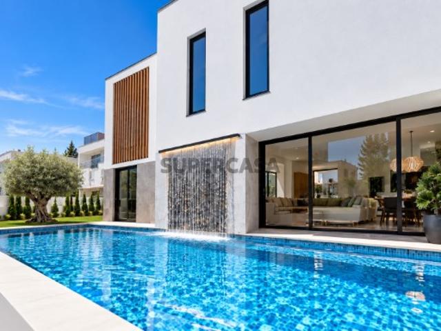 Moradia T4 com Piscina Aquecida, Cascata e Zona Gourmet | Palhais, Charneca da Caparica