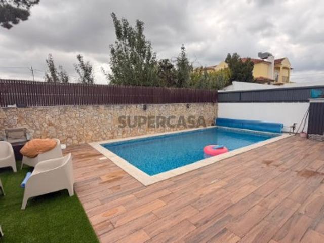 MORADIA T4 COM PISCINA AQUECIDA EM FERNÃO FERRO | 394 m² + LOTE 525 m² | ACEITA PERMUTA POR T1/T2 EM LISBOA!