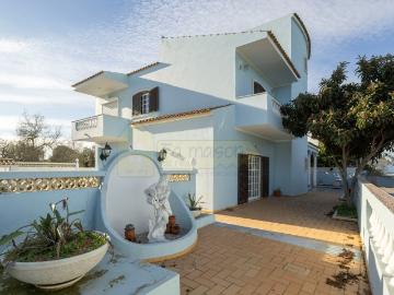 Moradia T4 com Piscina e 236 m² Excelente Potencial Perto. 236m² Moncarapacho e Fuseta