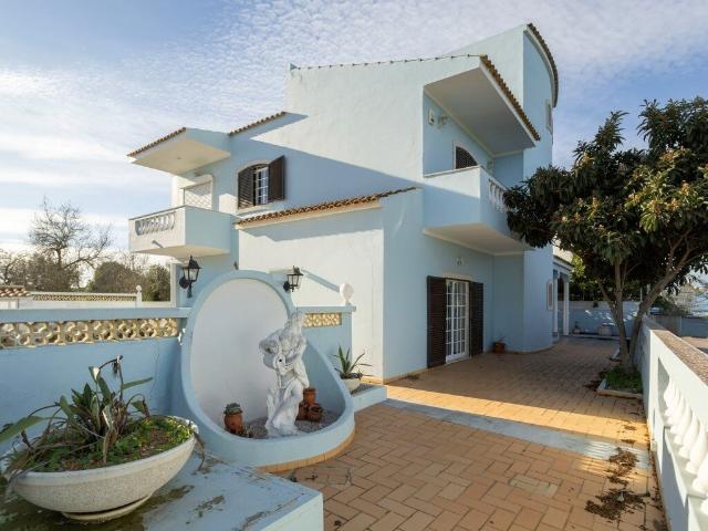Moradia T4 com Piscina e 236 m² Excelente Potencial Perto. 236m² Moncarapacho e Fuseta
