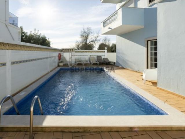 Moradia T4 com Piscina e 236 m² Excelente Potencial Perto da Fuseta