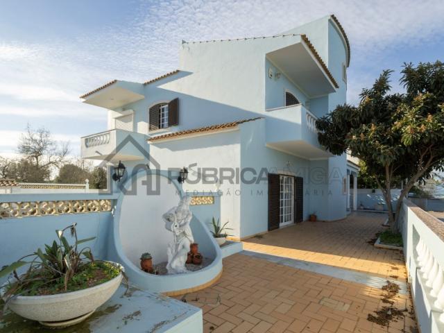 Moradia T4 com Piscina e 236 m² Excelente Potencial Perto da Fuseta