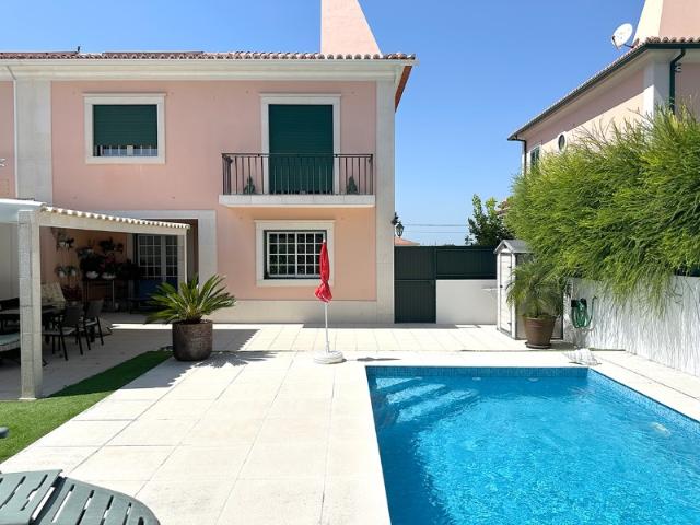 Moradia T4 com piscina e cave com 90 m2 em Azeitão