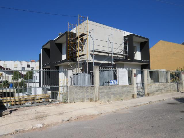 Moradia T5 com piscina e anexo para venda em Odivelas junto ao Centro Comercial UBBO