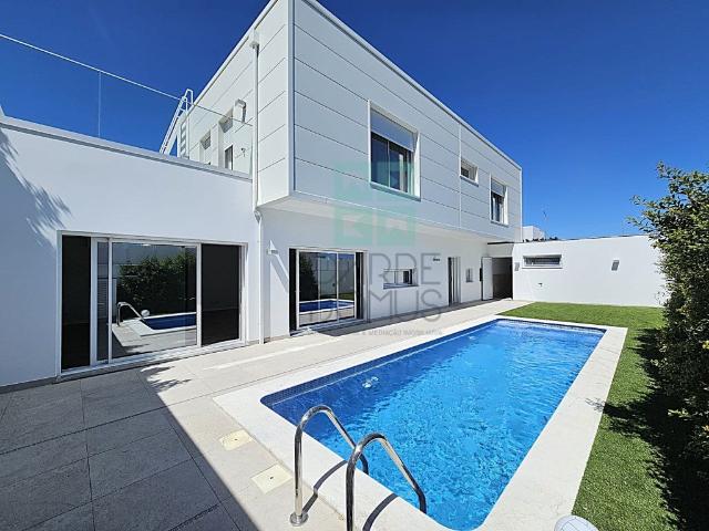 Moradia T4 com Piscina e Garagem Dupla perto do Centro de Ta. 202m² Tavira Santa Maria
