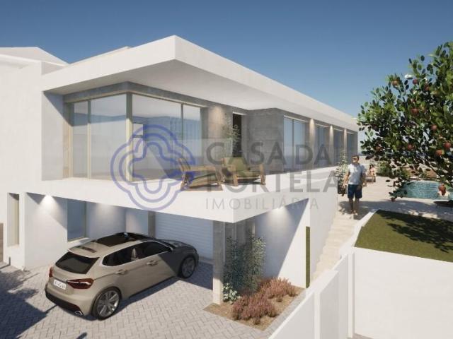 Moradia T4 com piscina e garagem na Amoreira