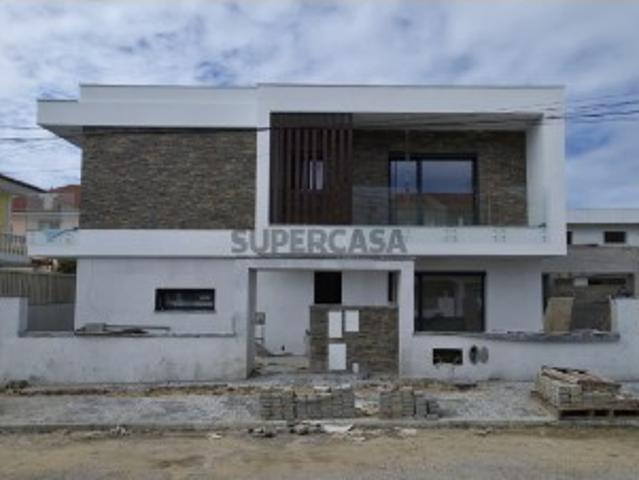 Moradia T4 com Piscina e Garagem na Quinta de Valadares Marisol | Nova em Construção