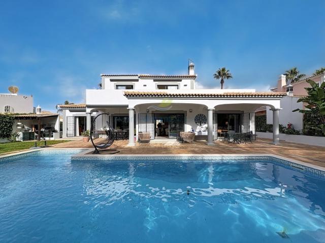 Moradia T4 com piscina frente golfe em Vilamoura
