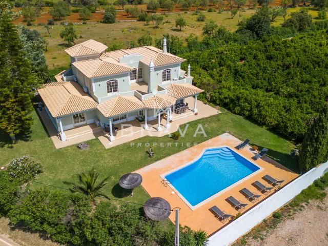Moradia T4 com piscina e jardim em Boliqueime