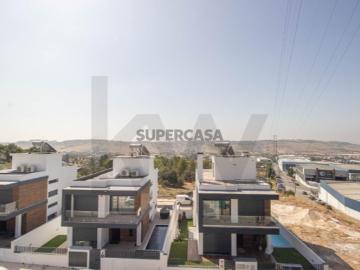 Moradia T4 com Piscina e Jardim em Vialonga