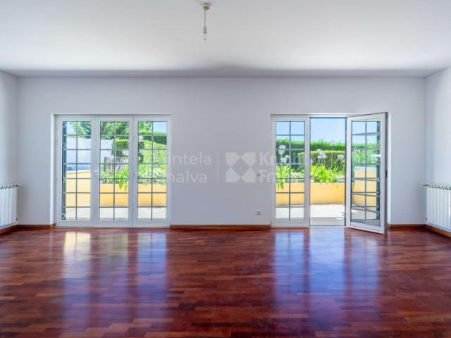 Moradia T4 com piscina e jardim para arrendar em Cascais