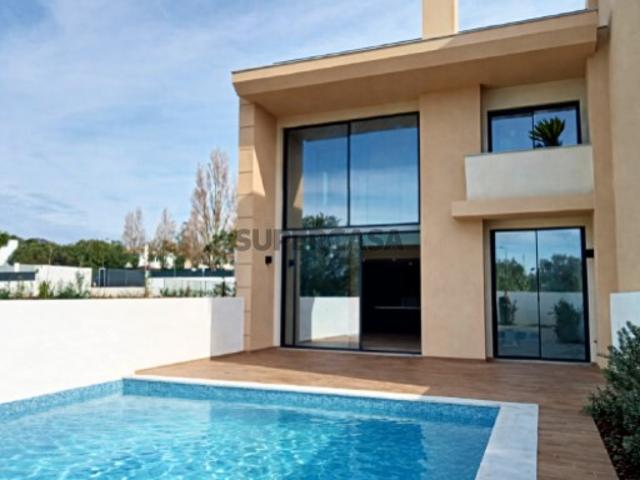 Moradia T4 com piscina e jardim
