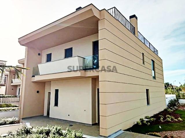 Moradia T4 com piscina e jardim
