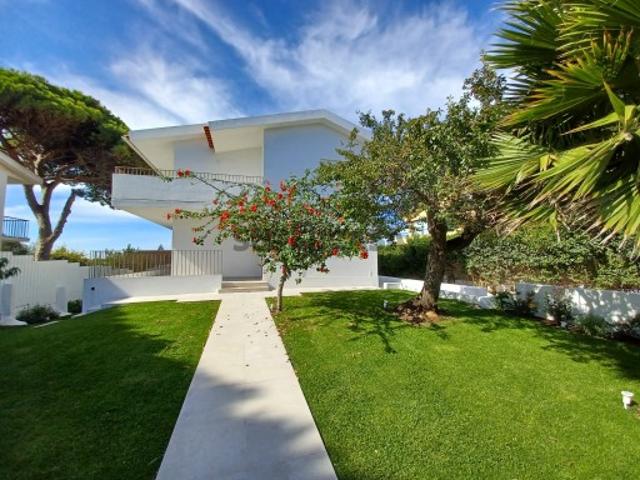 Moradia T4 com piscina e pool house em Cascais
