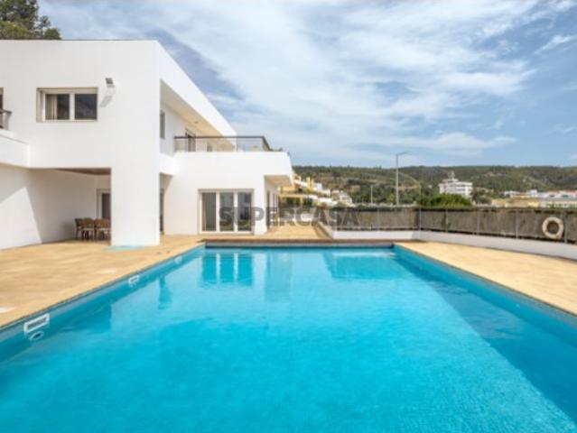 Moradia T4 com piscina e vista mar, na Baía de Sesimbra