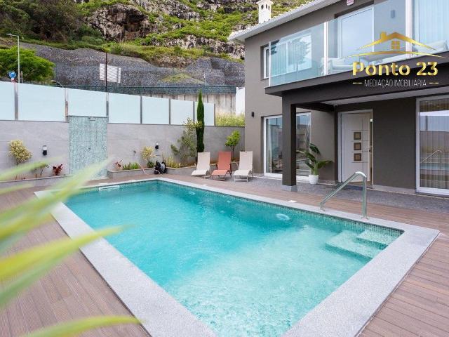 Moradia T4 com Piscina e Vista Mar a Poucos Minutos a Pé da Praia de Machico