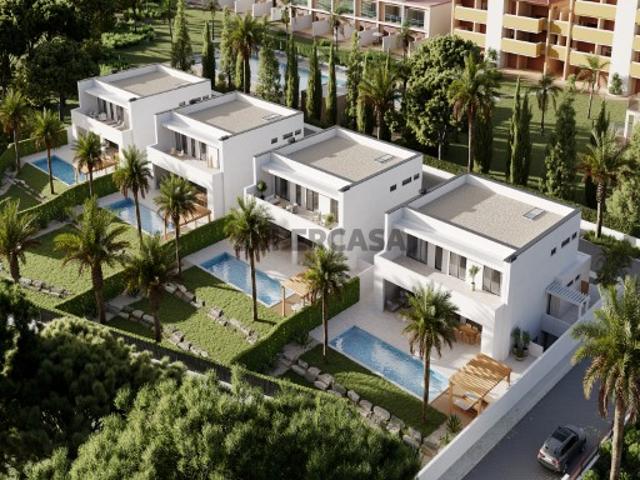 Moradia T4 com piscina, em novo condomínio, em Vilamoura