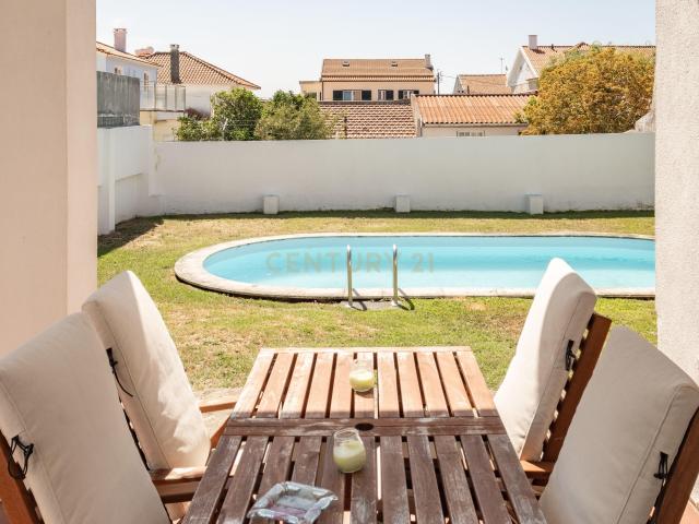 Moradia T4 com piscina em Algueirão Mem Martins, Sintra