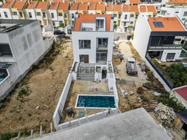 Moradia T4 com piscina em Caneças
