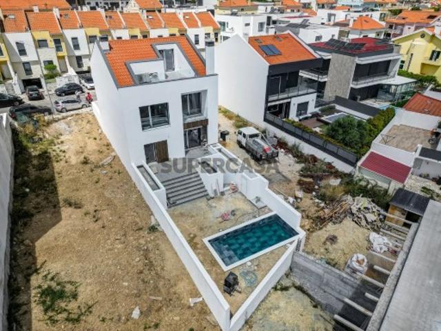 Moradia T4 com piscina em Caneças