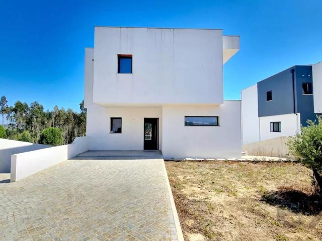 Moradia T4 com piscina, em lote XL — Caldas da Rainha