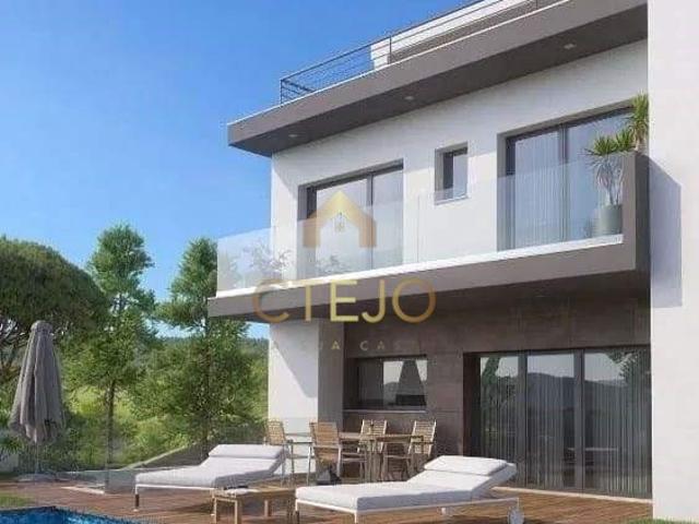 Moradia T4 com piscina em Vialonga