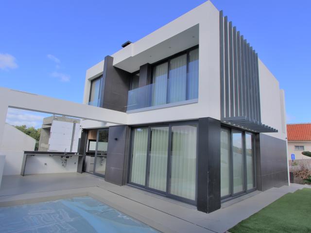 Moradia T4 com Piscina Funchalinho
