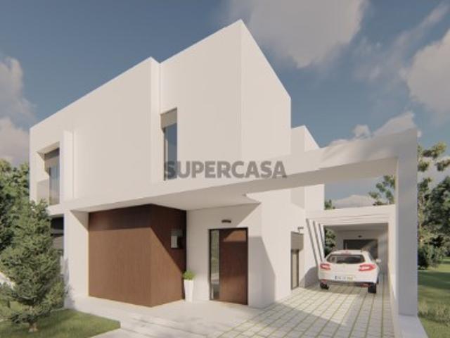 Moradia T4 com piscina fase final de construção