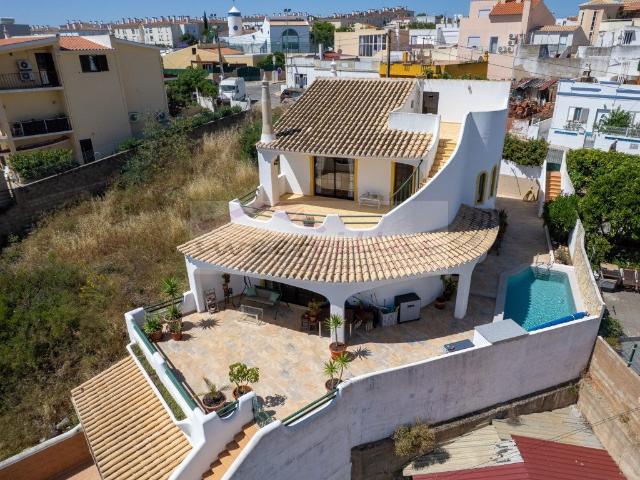 Moradia T4 com Piscina, Garagem e Amplas Áreas junto à Praia. 168m² Portimão