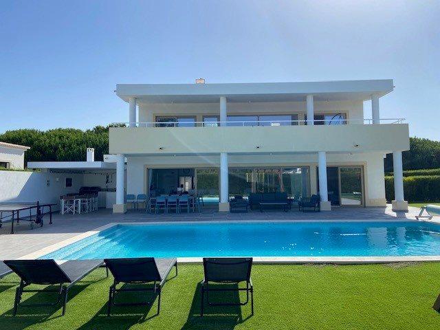 Moradia T4 com Piscina, Garagem e Amplo Lote de Terreno no B. 404m² Barão De São Miguel