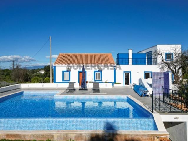 Moradia T4 com piscina infinita em terreno amplo em Silves