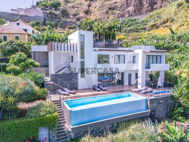 Moradia T4, com Piscina Infinita, Vista Mar e Licença AL Rua Sem Saída | Calheta