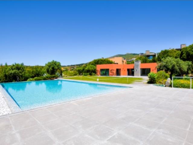 Moradia T4 com Piscina interior e Jardim no Condomínio Marina Guincho