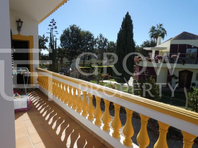 Moradia T4 com Piscina Interior e Jardim em Vale de Santa Maria