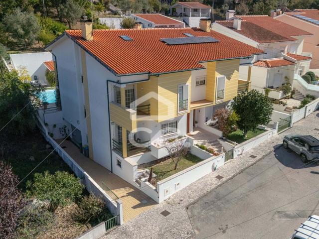 Moradia T4 com piscina, jardim, churrasqueira e terreno, localizada em Eiras